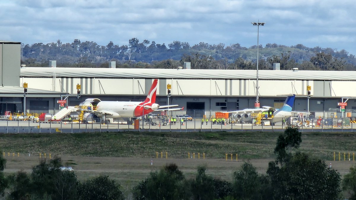 sydwestagribus's tweet photo. Western Sydney International Airport is hosting two aircraft today right now.
Yesterday's A321 QF7303 is joined by another aircraft which should be a BAE146.
Lots of people here at Qantas Freight in Luddenham today! ✈️
#WSI #CargoPrecinct https://t.co/yx3tByxHRJ
