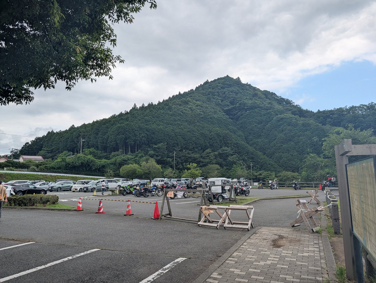 naoki_hase1986's tweet photo. 久しぶりにやって来た宮ヶ瀬in鳥居原🏍

バイク車共に少なく駐車場は思いの外空いてます。
今現在宮ヶ瀬は雨が止んだりパラついてりしてるのでご注意下さい。 https://t.co/opThjgUwtB