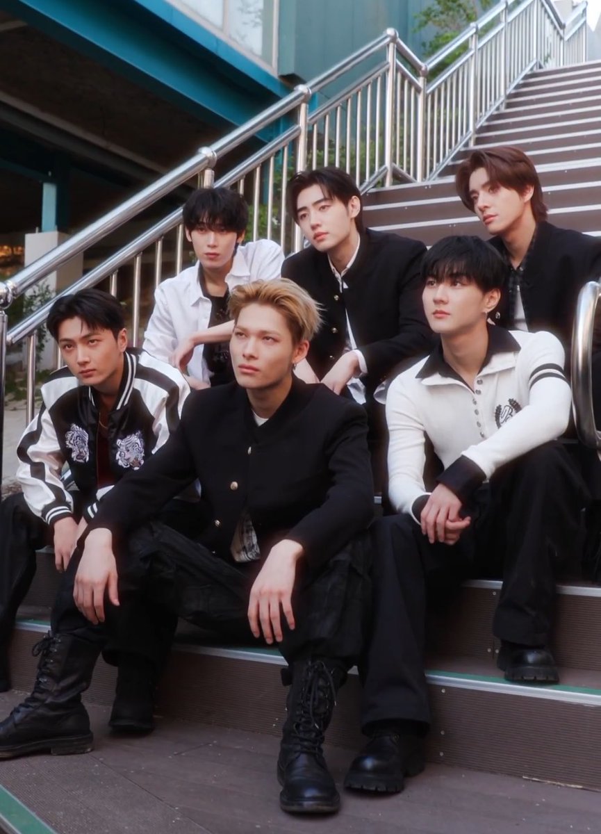 allforchulsoo's tweet photo. THE AURA OF ENHYPEN WHEN NI-KI IS IN THE CENTER 😫 https://t.co/36C5sTqvXj