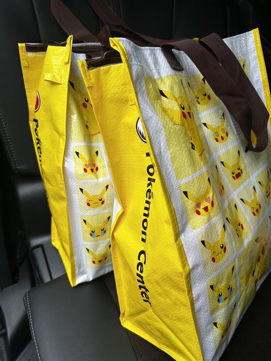 bisco_1's tweet photo. 【譲渡】
ポケセン出張所のスペシャルバッグ2つ買ったら
中身モロ被りしたので、フォロワーさんで欲しい方いらっしゃいませんか…？
3000円で8点グッズ入ってて、
大中小それぞれぬいも入ってお得でした！！
5000円以上の購入特典のシール帳もお付けします！！価格ご相談で🙇‍♀️ https://t.co/5Bm4rhcWh7
