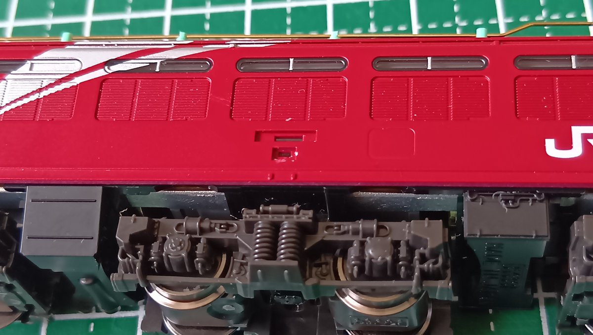 64Locomotive's tweet photo. メーカーズプレートもミスって、カッターか何かで外したらしく、まわりに欠けと傷がある😥

前オーナー様、Nゲージには２度と触らないことをオススメします https://t.co/V3aOAKhf2e