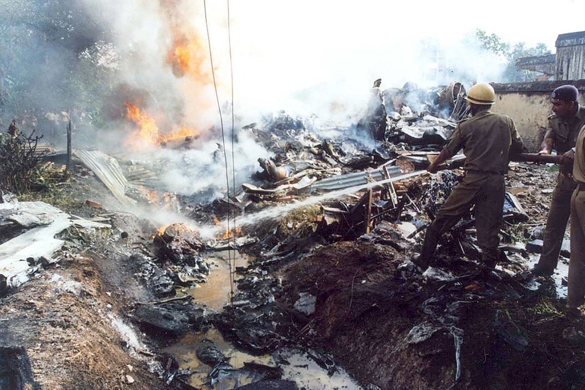 HiFlyRyan's tweet photo. #OTD In 2000: Alliance Air Flight 7412 (VT-EGD), a Boeing 737-2A8, crashed near Jay Prakash Narayan Airport, Patna, Bihar, India, killing 55 of 58 onboard, including 5 on the ground, injuring 3 &amp; injuring 5 more. https://t.co/FkFCmk0Cy1