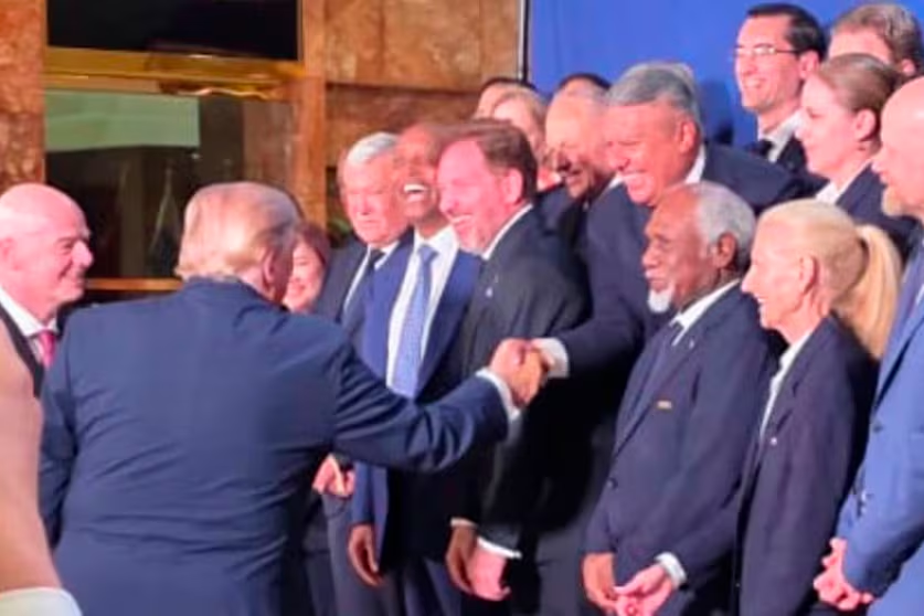 MartnPeiretti1's tweet photo. 🚨⛔️❎ El Chiqui Tapia ya consiguió más que Milei. Cálido saludo entre Trump y Tapia. El chiqui le cayó tan bien a Trump, que hasta Trump terminó apoyando a Argentina en el reclamo por las Malvinas que hizo la selección. Noche de furia de Milei en Olivos por esta foto... https://t.co/8lNnhBw6qt