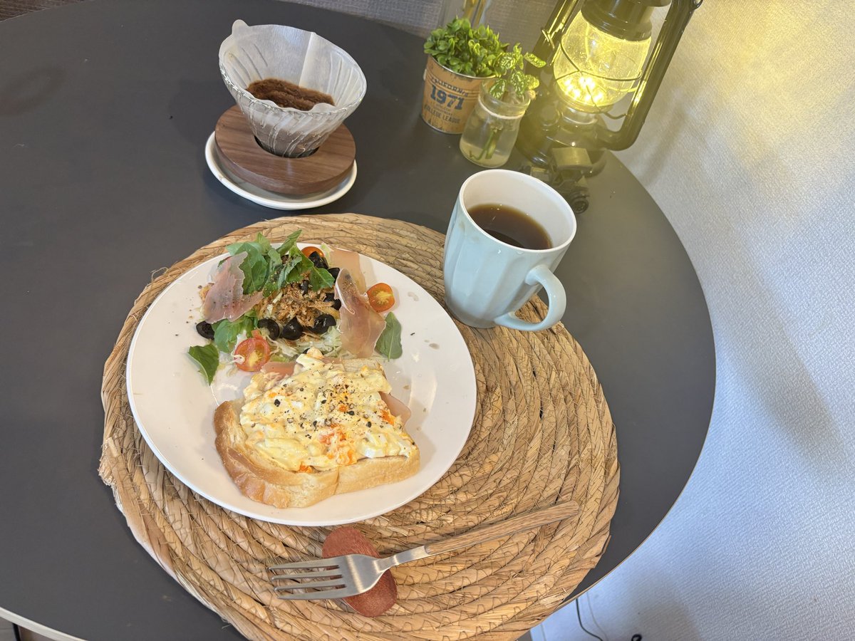 truffle117's tweet photo. 私、しょっちゅうたまごサンド食べてるなと思いつつ。だって期限ぎりぎりの卵が1つだけあったら卵サンドにするじゃないですか。
ランタンの電池変えたら妙に明るくなったのですが気にしない。
#トリュフのごはん https://t.co/JFFPJ2kaPL