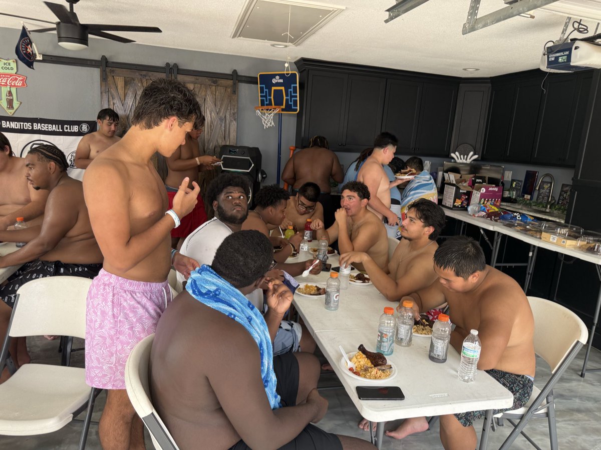 CoachJThomas79's tweet photo. Thank you to Guzman family for hosting the 5th annual Trench Mob cookout. It’s a blessing to have people that want to bless others! This tradition is dear to my heart! The guys had a blast and memories were made. Blessed is an understatement! Love my unit! Go bulldogs @SC_BulldogFB