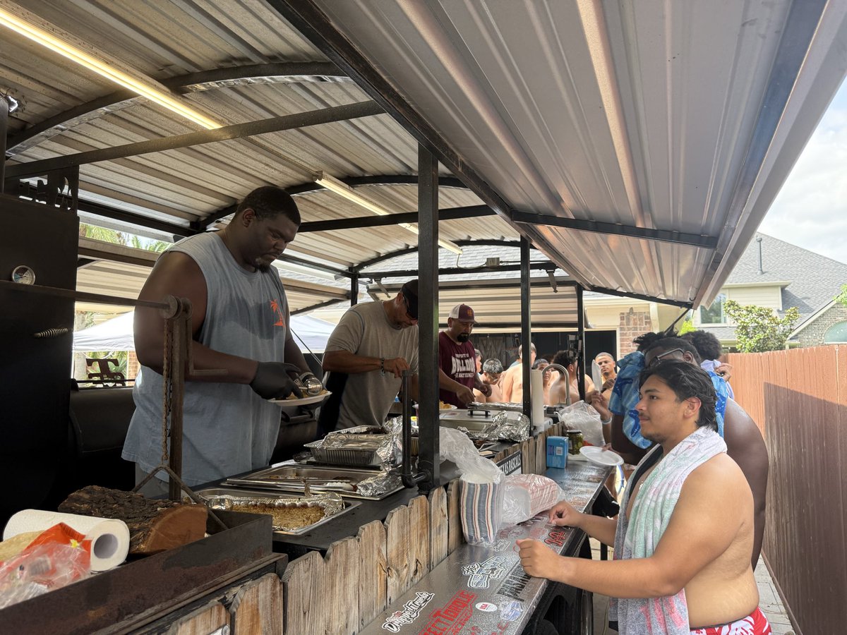 CoachJThomas79's tweet photo. Thank you to Guzman family for hosting the 5th annual Trench Mob cookout. It’s a blessing to have people that want to bless others! This tradition is dear to my heart! The guys had a blast and memories were made. Blessed is an understatement! Love my unit! Go bulldogs @SC_BulldogFB