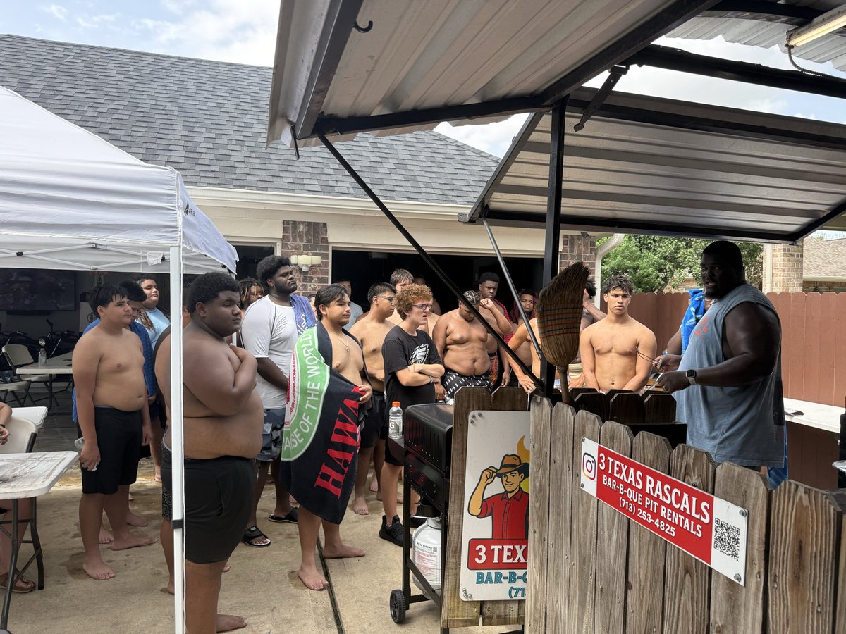 CoachJThomas79's tweet photo. Thank you to Guzman family for hosting the 5th annual Trench Mob cookout. It’s a blessing to have people that want to bless others! This tradition is dear to my heart! The guys had a blast and memories were made. Blessed is an understatement! Love my unit! Go bulldogs @SC_BulldogFB