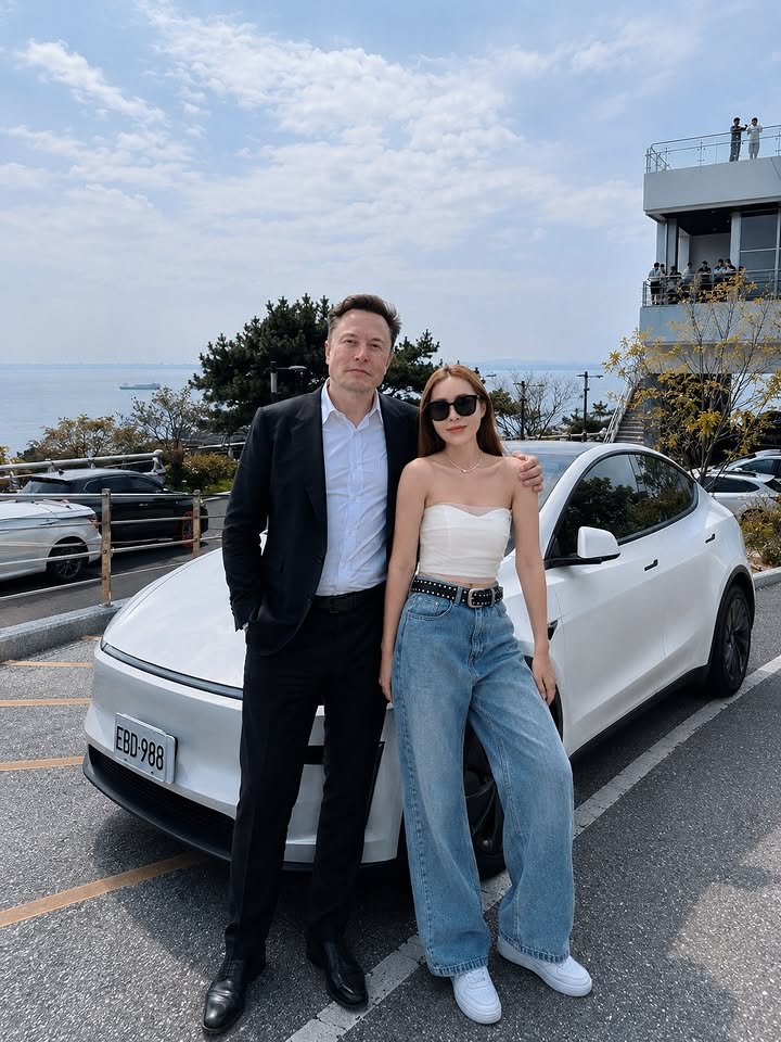 may_dasi's tweet photo. ⚡ A Tesla, a smile, and a moment worth capturing.

Elon Musk posing beside one of his creations. 🚘✨

If you had the chance, which Tesla would you choose? 👇 https://t.co/1ZTreFaOja