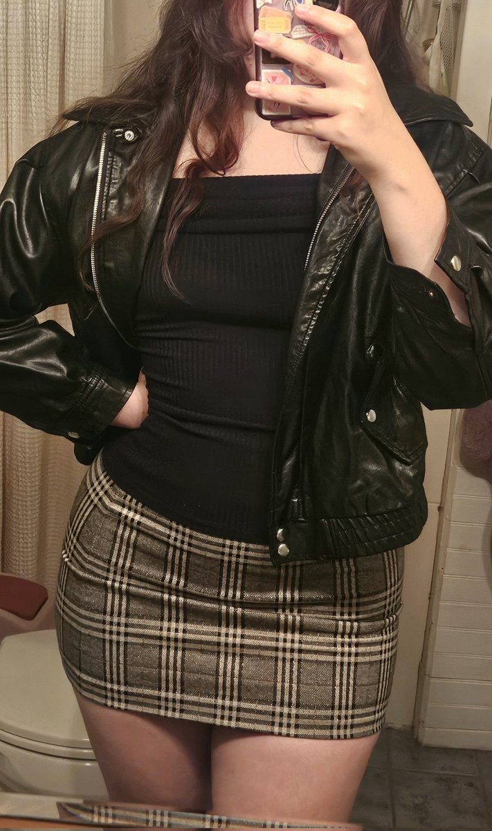 mymascaratears's tweet photo. skirt could be shorter, right? https://t.co/GFOAXU2gCS