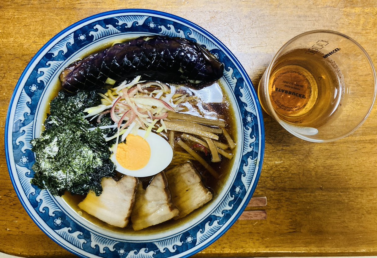 dangofd2's tweet photo. 本日のリノキチランチ

痛風一直線は

中華そば　冷
揚げナストッピング

煮干しを冷水で12時間　その後弱火で1時間で出汁を摂り煮干しカエシで濃いめに味付けて冷蔵庫へ

ミョウガも合うし、ワサビもいい

揚げナス旨し

作るの12時間…食べるの3分w

ごっつあんでした！

#中華そば冷 https://t.co/avqhKJKmtG