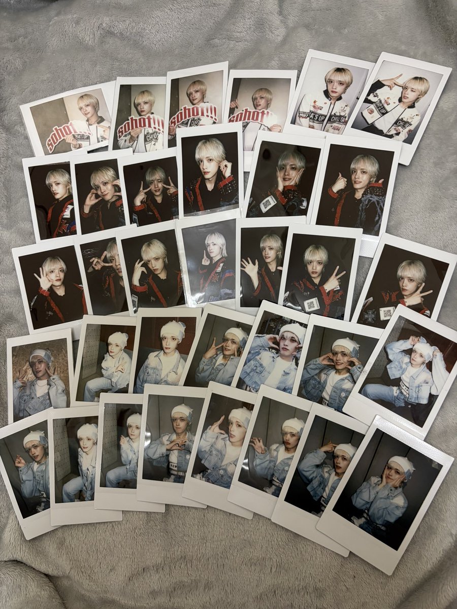 r__s31325's tweet photo. サイン入りとアクスタは他のものと少しまとめて引き取ってくれたら嬉しいです🙇🏻‍♀️ https://t.co/Yf9cExFEqN