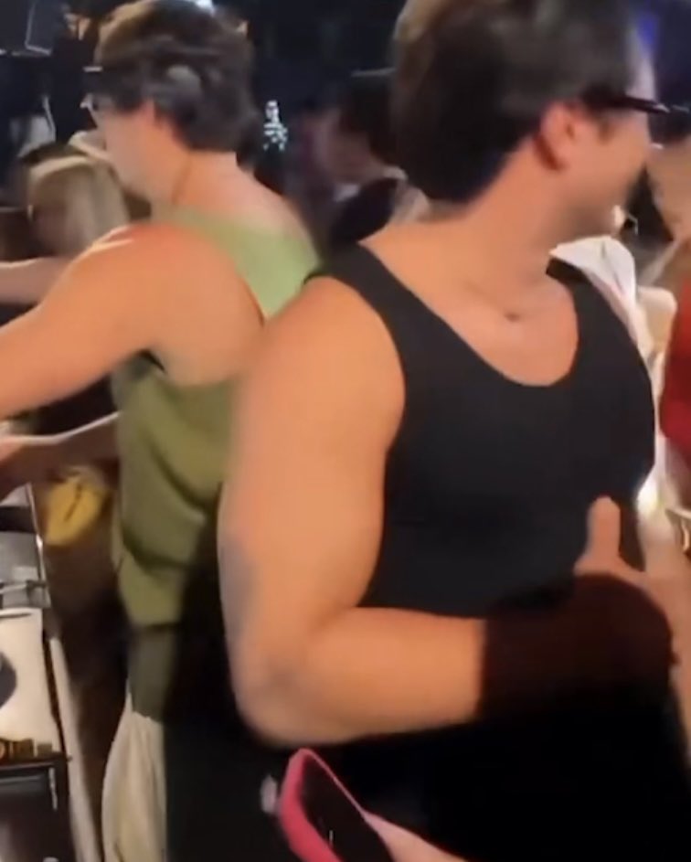 cloudhollanov's tweet photo. his arms are fucking HUGE i can’t breathe https://t.co/CQpL46nZPT
