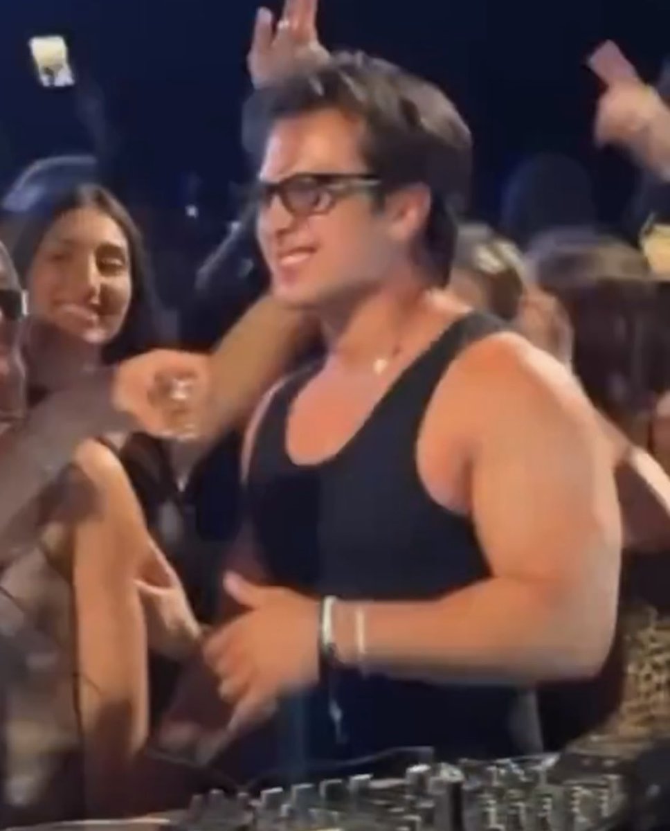 cloudhollanov's tweet photo. his arms are fucking HUGE i can’t breathe https://t.co/CQpL46nZPT