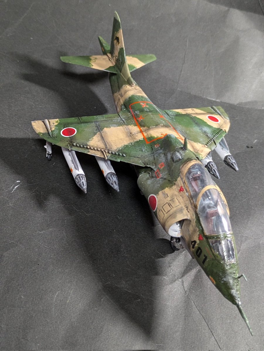 VIPERZE52330752's tweet photo. 気分はもう戦争より「翼よあの灯はどこだろう」に登場する新鋭機ハリアー複座型、完成です
単座機にHawkのキャノピーを移植してそれに合わせて機首を改修。
尾尻側も複座型の特徴を再現。
機体番号も劇中通りにしてます😁
安易に始めたけど、なかなか苦労しちゃいました💦
#大友克洋 
#気分はもう戦争 https://t.co/Ordf55Vftr