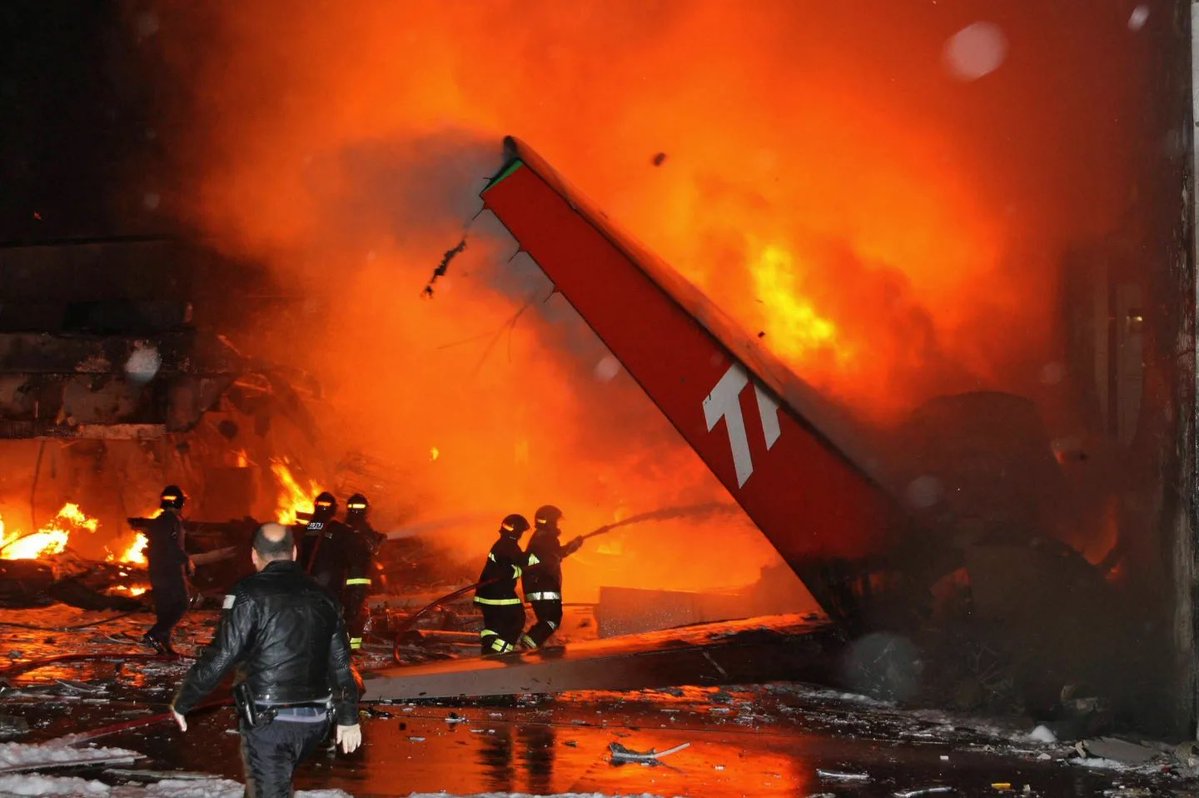 HiFlyRyan's tweet photo. #OTD In 2007: TAM Linhas Aéreas Airlines Flight 3054 (PR-MBK), an Airbus A320-233, crashed into the TAM Express Warehouse near São Paulo/Congonhas-Deputado Freitas Nobre Airport, São Paulo, Brazil, killing all 187 occupants onboard, including 12 more &amp; injuring 27 more. https://t.co/fASr4KXSQQ