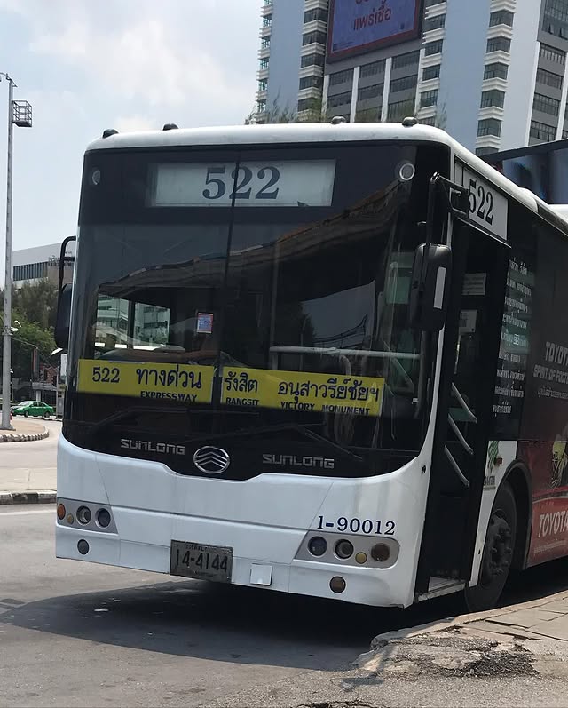 bkkbustrain's tweet photo. SUNLONG SLK6111CNG/BMTA
2021年5月16日に引退した車両。引退後はセリタイ通りの109番車庫の奥に留置されていたが、コラートあたりに持っていかれ解体された。
もともとプレマネ黄色の552や553の空港バス、PO.29の余剰車を白にリペイントしたものなのでたまに塗装がはがれて黄色が見えることがあった。 https://t.co/gYAPrBpR4Y