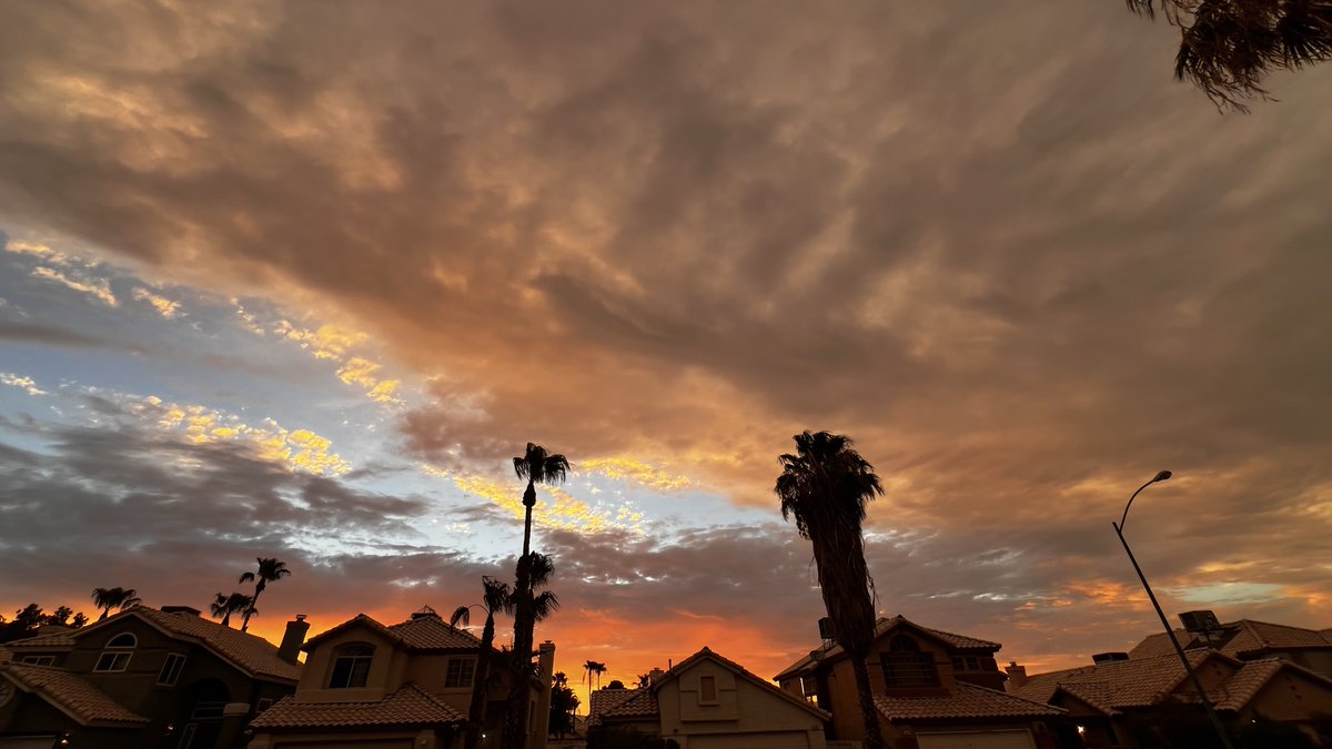 elguerolanchero's tweet photo. My Vegas with this wonderful colors #lookup #colors #sunset #vegas #wx #lvwx https://t.co/8r10S1i39Y