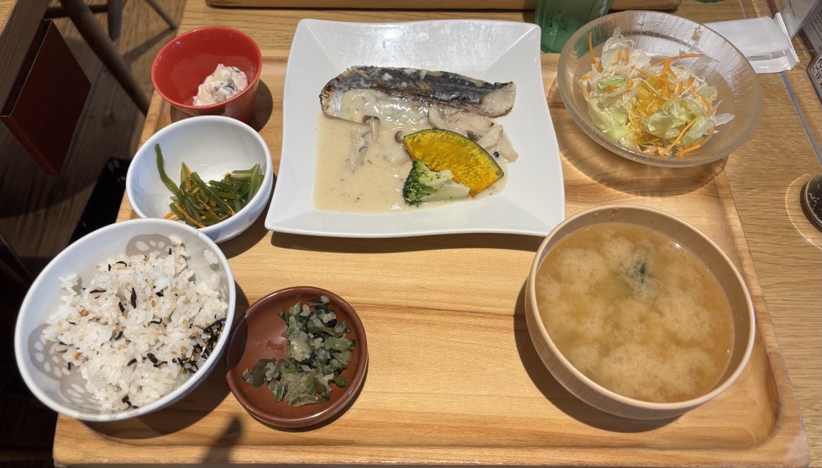 leafoflavender's tweet photo. 今日のランチ😊❣️

#魚🐟
#鰆
#定食
#ランチ
#おぼんでごはん🍚 https://t.co/hxaxT5UsM0