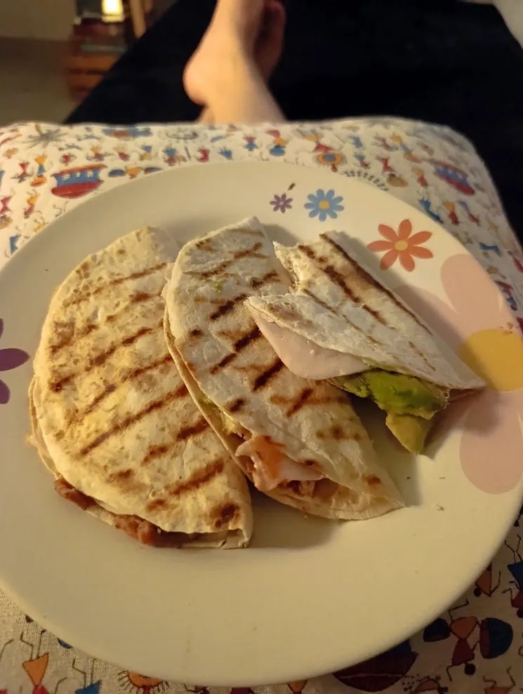elikukyss's tweet photo. Amo cocinar 
Pero lo que más disfruto es sentarme comer conmigo misma mientras escucho música https://t.co/X6Fh5scvN1