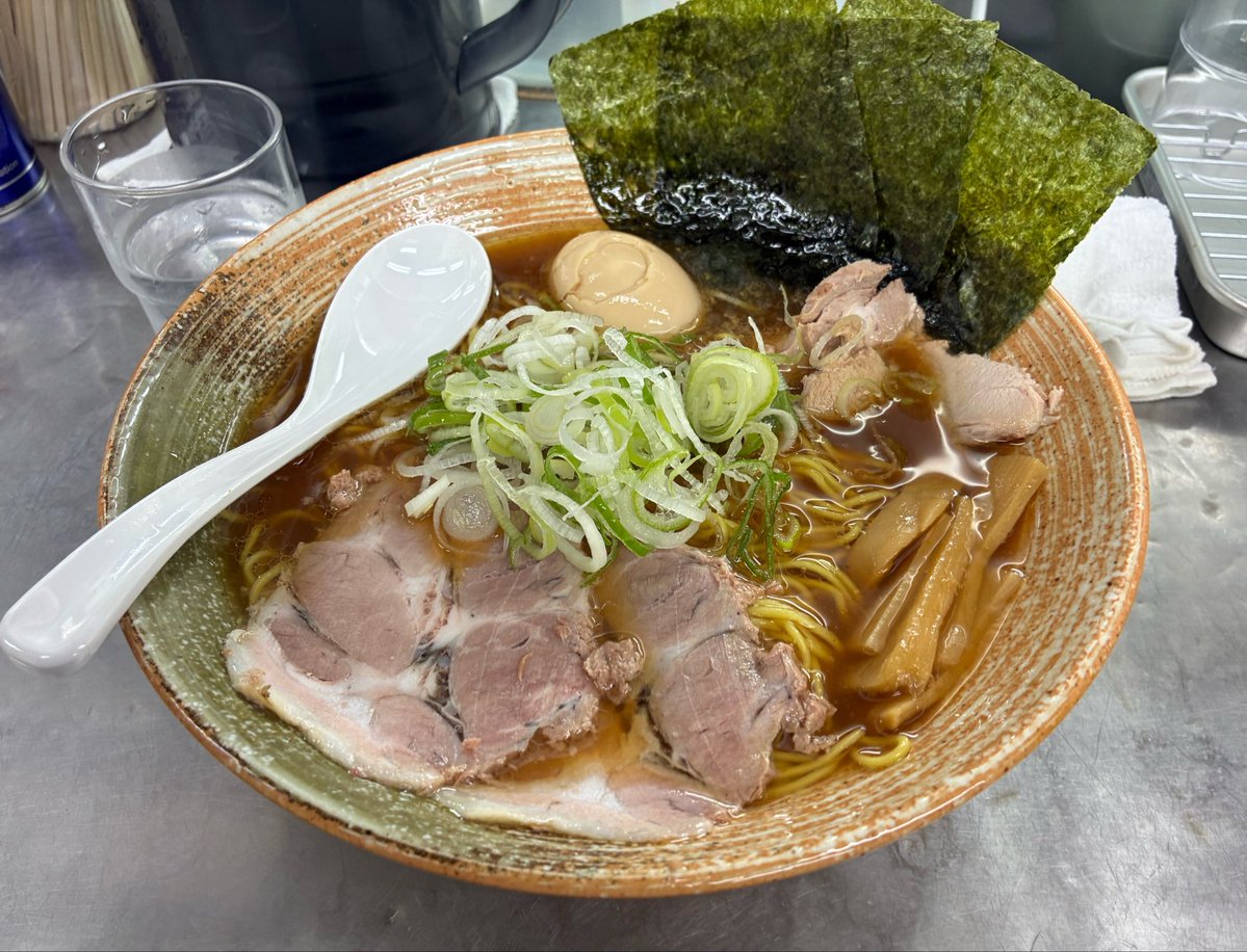 Pirolin54's tweet photo. 神保町　覆麺　智
　醤油　味玉
今日も美味しかったです
いまさら気付いたが、客によって微妙に変えてたんだ。
店主の妙ですね
また行きます

#覆麺 https://t.co/rprPdmUoOj