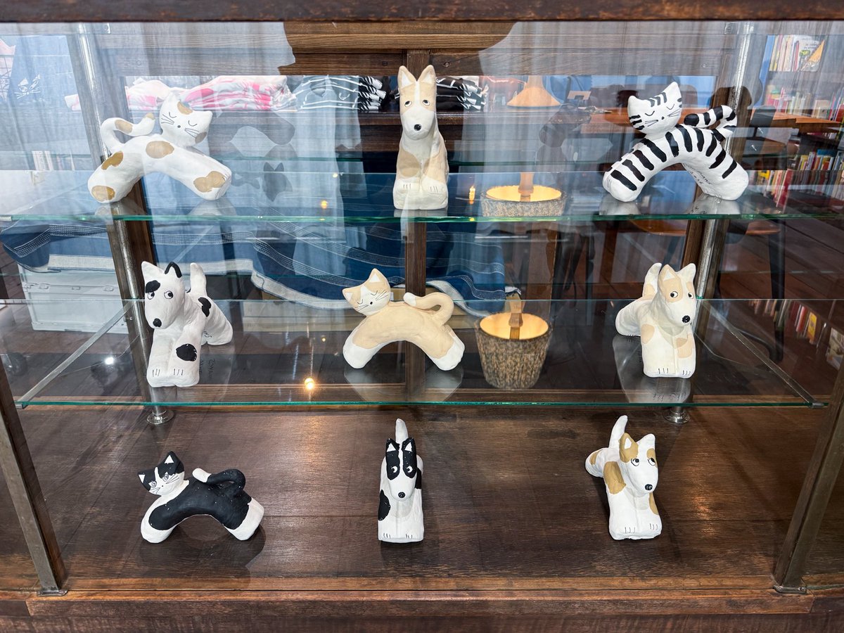 bluepool_ga's tweet photo. yamyamさん(@yamyamKIKAKU )の個展「LIFE WITH PAWS」いよいよ締めくくりの三連休オープンしました。
今日はyamyamさんは14時半頃までの在廊となります。
PAWS似顔絵イベントも開催しておりますが、合間にはお話し出来る時間もあるかと思いますので是非お気軽にお立ち寄りください。

また先程yamyamさんが1点ずつ手で作られた犬猫フィギュアが展示に加わりました！
こちらも最高な可愛さです。是非お見逃しなく！

本日も17時までよろしくお願いします。