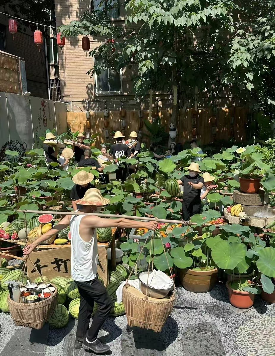 ruihanmeimei01's tweet photo. 西安人疯了！？到底谁发明了这种火锅！！ https://t.co/JwOjmE9Nth