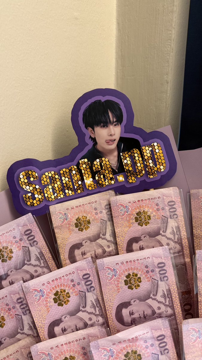 JessNoel3yyf's tweet photo. Stepping up from a fancon to a concert is a monumental milestone on your journey toward your dreams. For this support, we've specially chosen 500-denomination purple banknotes to bring you the best of luck. May the majestic purple energy pave your way, turning all past hardships into brilliant triumphs!
祝福@Ppsanta 紫气东来，否极泰来💜💖
Love from: your Chinese fans—Santa's 巴斯光年💜
@sauysheek @holiday2102 @xixu1105
@FLOWERT74
and Weibo  @用了十四年才改名字 @没气的可乐xi @Tiger是宇宙无敌美少女淼

PERTHSANTA ONE TASTE

#PerthSantaConcertD1
#PerthSantaConcert
#PerthSanta
#Santapp