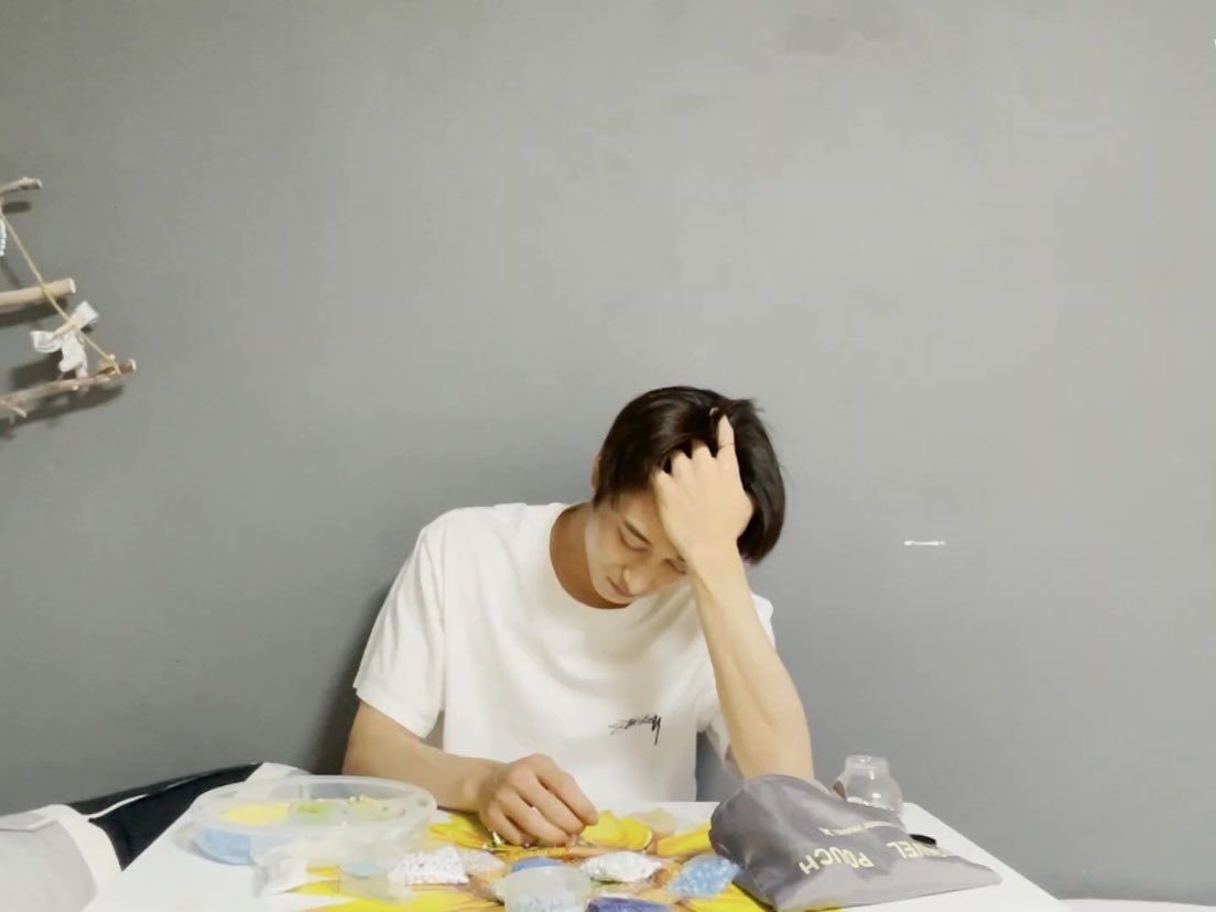 zzcorami's tweet photo. 짐 너무 많아서
벌써번아웄옴
어따맡길지감도안옴 https://t.co/RmraAfq4Nl