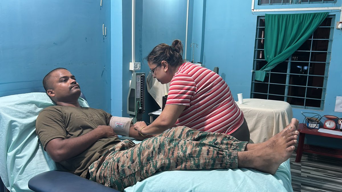 Spearcorps's tweet photo. 𝗔 𝗧𝗶𝗺𝗲𝗹𝘆 𝗕𝗹𝗼𝗼𝗱 𝗗𝗼𝗻𝗮𝘁𝗶𝗼𝗻, 𝗔 𝗟𝗶𝗳𝗲 𝗦𝗮𝘃𝗲𝗱

Life of a patient with rare A Rh-negative blood group and admitted in General Hospital, Aalo, #ArunachalPradesh for critically low haemoglobin level was saved through a timely blood donation by soldiers of Field Hospital of #SpearheadDivision under #SpearCorps. The patient was later referred to Itanagar for advanced medical care.

दुर्लभ A Rh-नेगेटिव ब्लड ग्रुप वाले एक मरीज, जिन्हें अत्यंत कम हीमोग्लोबिन स्तर के कारण अरुणाचल प्रदेश के आलो के जनरल अस्पताल में भर्ती कराया गया था, का जीवन स्पीयर कॉर्प्स के अंतर्गत स्पीयरहेड डिवीजन के फील्ड हॉस्पिटल के सैनिकों द्वारा समय पर किए गए रक्तदान से बचाया गया। उसके बाद मरीज को बेहतर चिकित्सा के लिए ईटानगर रेफर किया गया।

#BloodDonation #ArmyMedicalCorps #MilitaryCivilCooperation  #NationFirst

@adgpi
@easterncomd
@official_dgar
@prodefgau
@prodefkohima
@HQ_IDS_India
@ProDefKolkata
@PIB_India