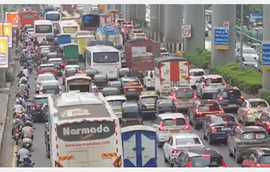 CitizenLiterate's tweet photo. Heavy vehicles are hogging the right lanes meant for lighter traffic, as these images show. 😠 This is creating a major traffic flow issue always. @MTPHereToHelp , what's the plan to sort this out? 🚦 #TrafficWoes

https://t.co/hMyXxk7OwK https://t.co/YLyOEpTTPD