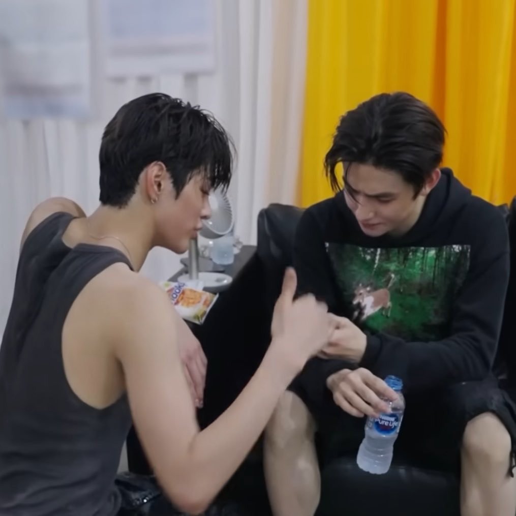 seanfttm's tweet photo. "itu temen basket kamu yang chat duluan, engga aku bales lho"

"kok bisa dia chat kamu? kamu kasih nomor kamu"

"engga tau =___[" https://t.co/aKmMgRBTQD