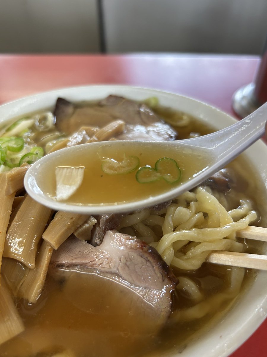 tomocchi1029's tweet photo. 今日のラー活！
先日友達と一品香今宮さんの話をしてたら
食べたくなってオープン30分前に到着！
３０人弱並んでたのですが
根性決めて並んで2回転目で食べられました。
チャーシュー麺美味かった
#今日のラー活！
#一品香今宮
#チャーシュー麺 https://t.co/5z9NLVudQF