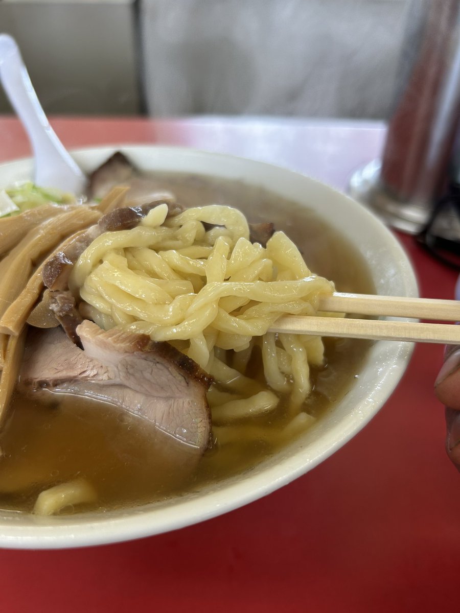 tomocchi1029's tweet photo. 今日のラー活！
先日友達と一品香今宮さんの話をしてたら
食べたくなってオープン30分前に到着！
３０人弱並んでたのですが
根性決めて並んで2回転目で食べられました。
チャーシュー麺美味かった
#今日のラー活！
#一品香今宮
#チャーシュー麺 https://t.co/5z9NLVudQF
