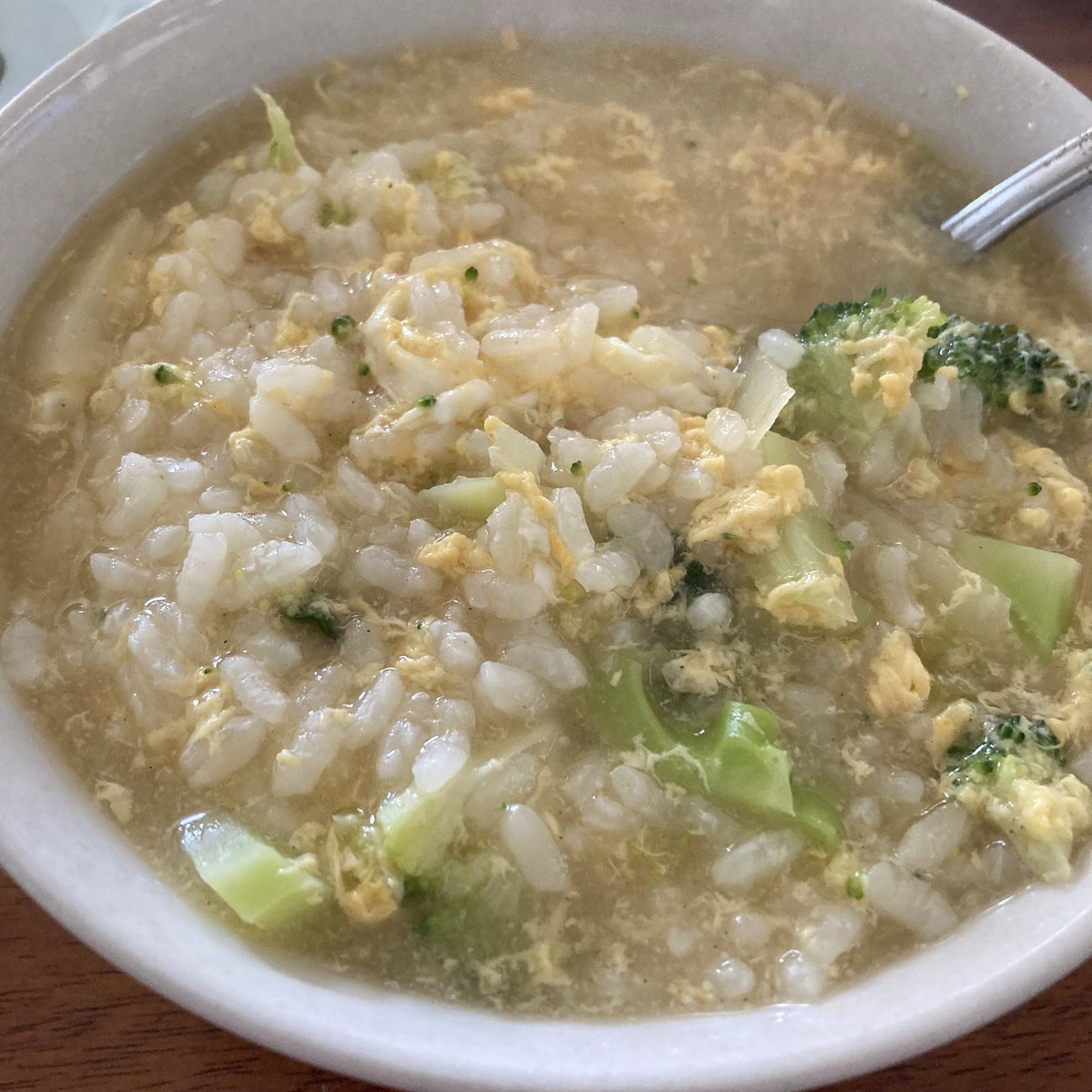 usitouma's tweet photo. ブロックリゾット
ブロッコリー細かく切る、コンソメで煮込みご飯を入れて牡蠣醤油で味を整える。胡椒を少し入れても良いと思います。
出来上がりに溶き卵を入れて蓋をして10分。

それからチェダーチーズを好みで入れて食べるだけ！

ブロッコリー🥦にとても合うリゾット。 https://t.co/6JGIwLAkPc