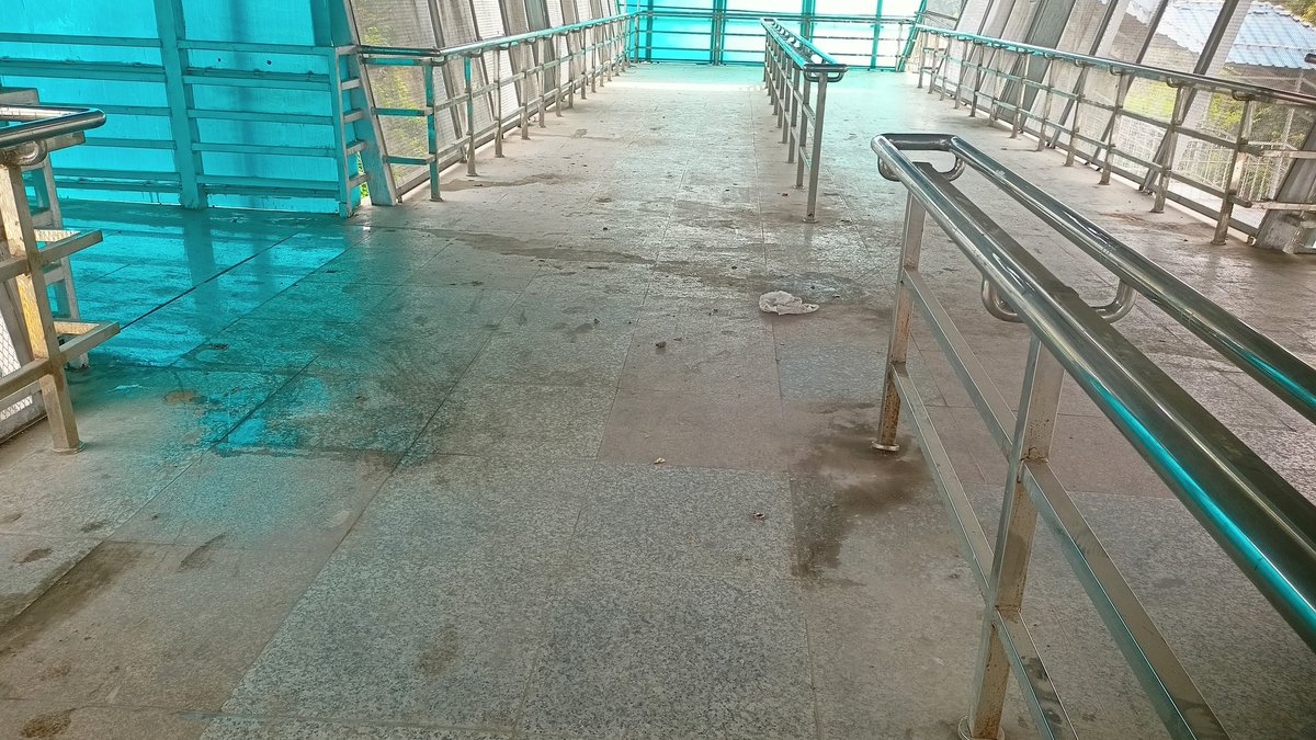 Aloneravan's tweet photo. Plz clean a lift and lift area at maninagar railway station. Very bad condition and very dirty smell. @drmadiwr @WesternRly @RailMinIndia https://t.co/oVgDbPFLup
