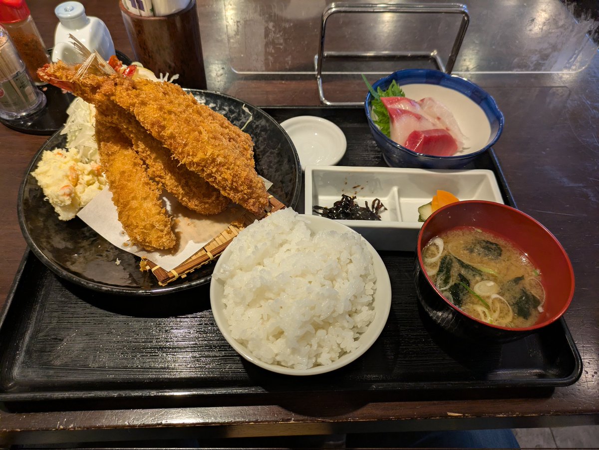 redlark's tweet photo. 今日のお昼は錦糸町の高はしさん
エビフライ&amp;アジフライ
エビでっか、アジでっか
でも煮魚とか海鮮丼もうまそうだったなぁ

#錦糸町 #アジフライ #エビフライ https://t.co/llpjm1XIND