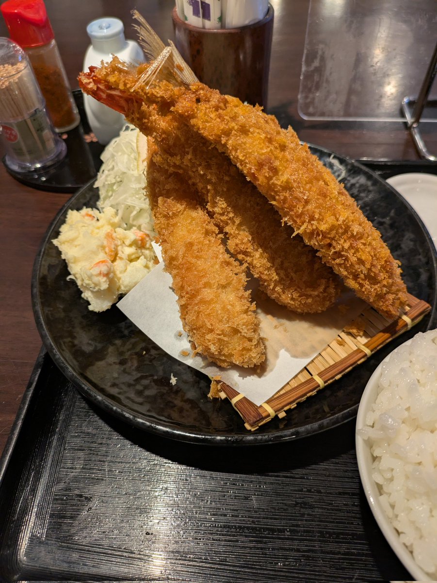 redlark's tweet photo. 今日のお昼は錦糸町の高はしさん
エビフライ&amp;アジフライ
エビでっか、アジでっか
でも煮魚とか海鮮丼もうまそうだったなぁ

#錦糸町 #アジフライ #エビフライ https://t.co/llpjm1XIND