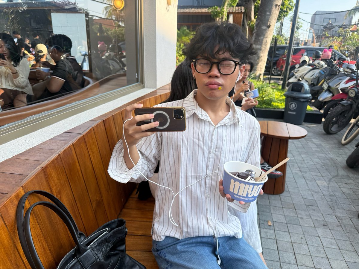 cosmonautsdiary's tweet photo. We got our greek yogurts https://t.co/hl5h7ud4ks