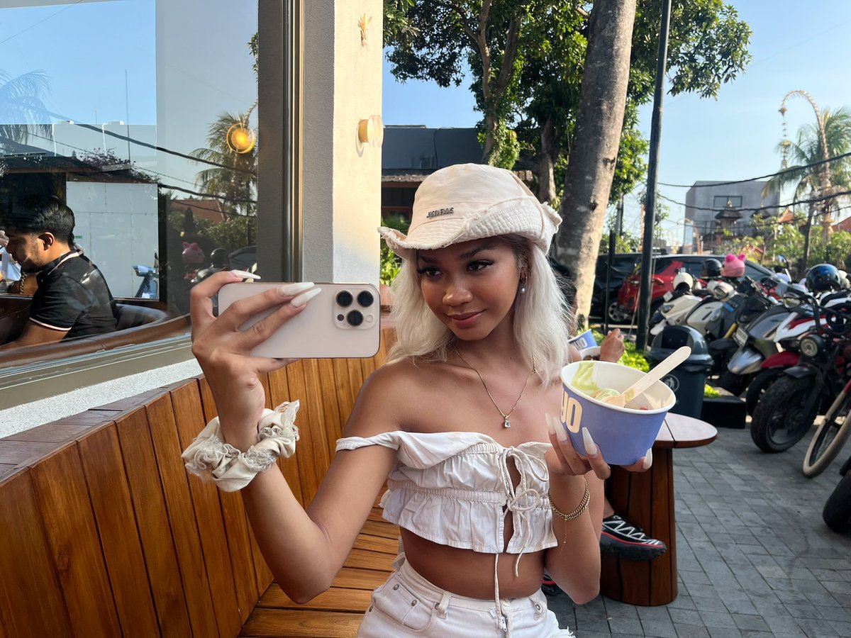 cosmonautsdiary's tweet photo. We got our greek yogurts https://t.co/hl5h7ud4ks