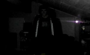 Fandii__i's tweet photo. Este es el dia 3 de las grabaciones de las camaras de seguridad. Se puede ver la entidad sonriendo de una forma escalofriante. Parece ser un joven que perecio de la forma mas terrible posible. A la noche, se puede escuchar el ruido de sus tetricas muletas cada vez mas fuerte https://t.co/Fz9ZsS4oUH