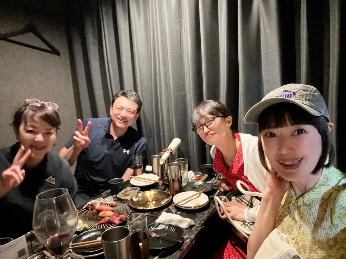 THEWORLD_2022's tweet photo. ニセコから来たコンサルタント
地元で更に新規事業を立ち上げる友人
老後の後悔第一位は
「もっと挑戦しておけばよかった」
らしいが、挑戦し過ぎた結果
過酷過ぎて時々後悔する自分
片道切符を握りしめ
前しか見ないこと
あとは多分神頼み😏
 
#THEWORLDTokachi #十勝 #障がい者アート #農福連携 https://t.co/6lPXhR99Ye