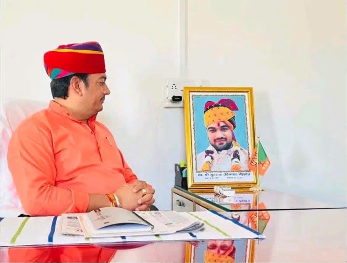 AvinashGehlot_'s tweet photo. आज मेरे प्रिय भाई स्वर्गीय विकास गहलोत जी के जन्मदिवस पर उन्हें अश्रुपूरित श्रद्धांजलि। 

कुछ रिश्ते कभी समाप्त नहीं होते, वे केवल यादों में बस जाते हैं।आज आपका जन्मदिवस है, लेकिन आपकी कमी हर पल महसूस होती है।आज फिर आपकी याद में आँखें नम हो गईं...

"तू जहाँ भी रहे, सदा खुश रहे मेरे भाई।"

भावपूर्ण श्रद्धांजलि।
ॐ शांति।