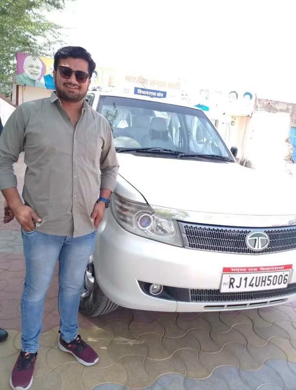 AvinashGehlot_'s tweet photo. आज मेरे प्रिय भाई स्वर्गीय विकास गहलोत जी के जन्मदिवस पर उन्हें अश्रुपूरित श्रद्धांजलि। 

कुछ रिश्ते कभी समाप्त नहीं होते, वे केवल यादों में बस जाते हैं।आज आपका जन्मदिवस है, लेकिन आपकी कमी हर पल महसूस होती है।आज फिर आपकी याद में आँखें नम हो गईं...

"तू जहाँ भी रहे, सदा खुश रहे मेरे भाई।"

भावपूर्ण श्रद्धांजलि।
ॐ शांति।