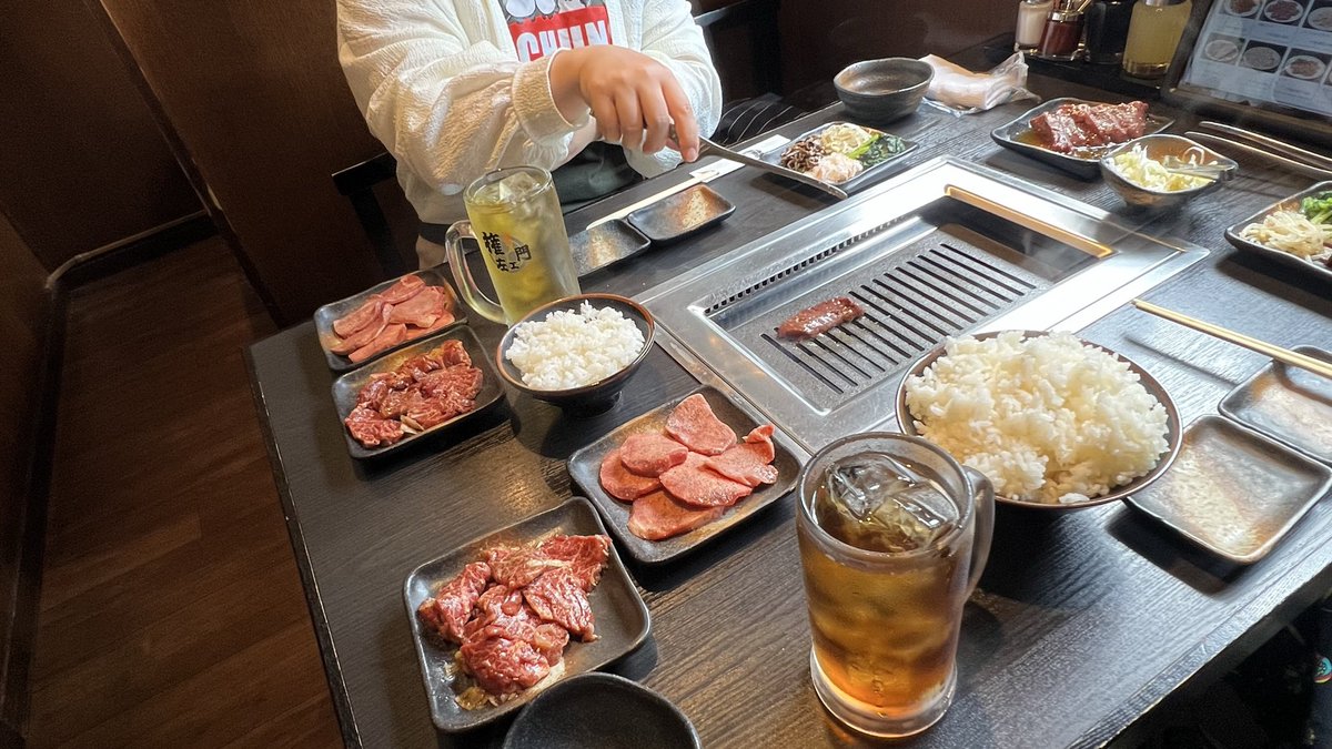 Ms_works3710's tweet photo. ちょっと遅れたお誕生日ランチに連れてきてもらってます🎂
肉は大概の悩みを消してくれる🍖 https://t.co/eOs8TkbYGk
