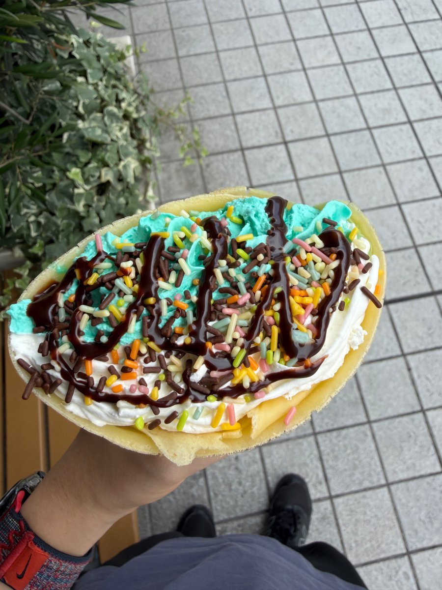 Shikimiya0Ray's tweet photo. クレープ屋行ったらパンパンのクリーム出てきて死んだ https://t.co/imlD0bXbPR
