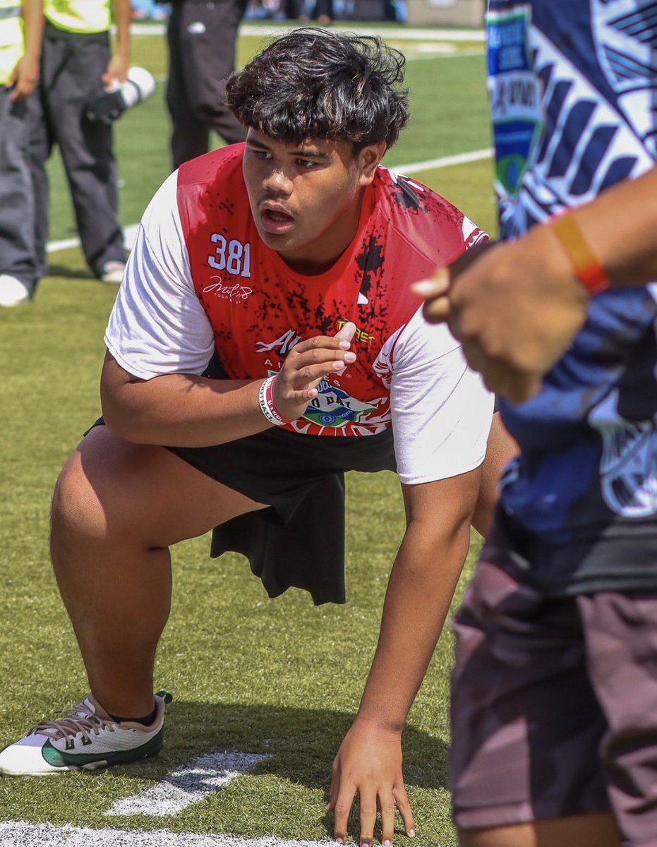 MichaelLasquero's tweet photo. An athletic specimen that opens holes in the run game for any offense. Started on varsity as a freshman and had four Division I offers before Chaysten Maauga even took a snap in his sophomore year. Cerebral lineman that knows when to pass off stunting blitzers. https://t.co/h64IxfoDNE