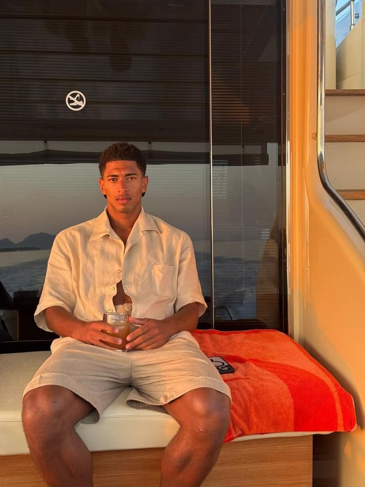 aerihwng's tweet photo. english love affair | #haalingham au!

Un encuentro furtivo en Grecia y la promesa silenciosa de no volver a verse nunca más.

O

Donde Jude y Erling tuvieron un amorío de verano, y mucho tiempo después, vuelven a encontrarse. Ambos siendo padrinos de la misma boda. https://t.co/6EdiriPlBh