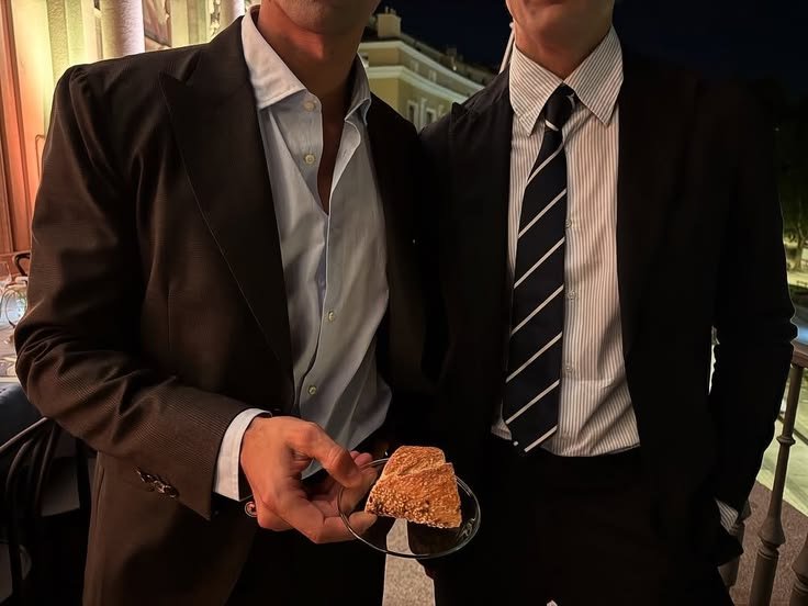 aerihwng's tweet photo. english love affair | #haalingham au!

Un encuentro furtivo en Grecia y la promesa silenciosa de no volver a verse nunca más.

O

Donde Jude y Erling tuvieron un amorío de verano, y mucho tiempo después, vuelven a encontrarse. Ambos siendo padrinos de la misma boda. https://t.co/6EdiriPlBh