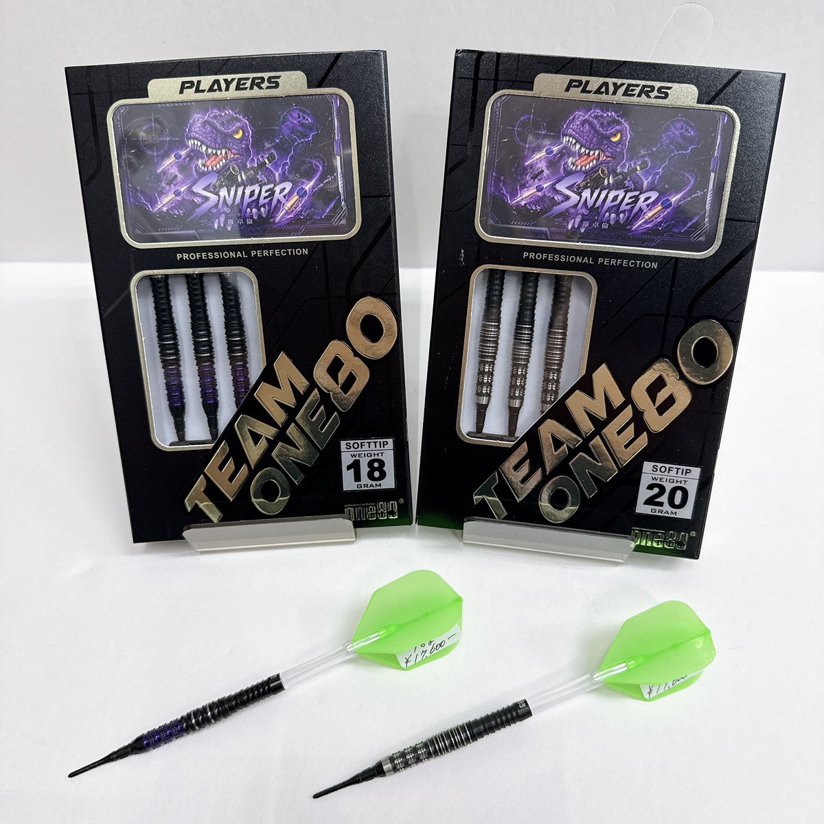 natuyoko9999's tweet photo. 【新商品✨#3】

One80より本日発売‼

 🦖ルオ・ジュオルン選手モデル
SNIPER（スナイパー）
　2BA 18g/20g   51.0mm , 7.2mm

ロングバレルならではの安定したスローを
実現するとともに、視覚に頼らずとも指先で
グリップ位置を把握できるため、再現性の
高いスローイングをサポート🤓

🦊FOXIDE（フォクシード）
ブラックをベースにピンクやパープルの
コーティングを施した存在感あふれるシリーズ🌈
F1,F2,F3,F4 全種20ｇ

それぞれ試投用バレルもございますので
ぜひ一度投げてみて下さい🎯

本日もご来店お待ちしております😆
