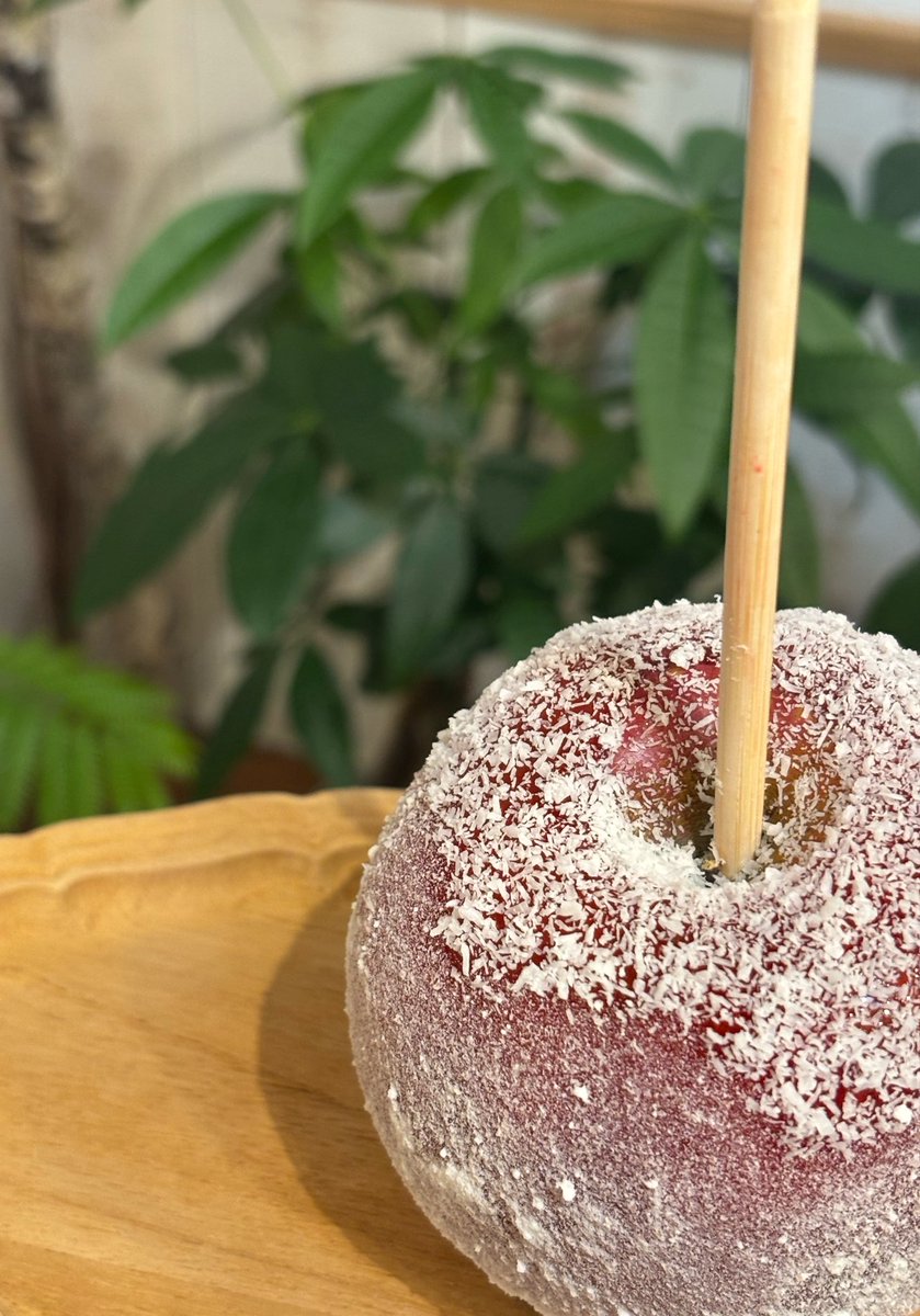 pomme_liminal's tweet photo. 今月限定の【ココナッツパブロ】🥥🍎

たくさんの方から「美味しい！」と嬉しいお声をいただいています。

ココナッツの甘い香りとクリーミーな風味が広がり、まるでスイーツのような味わい。
思わずうっとりしてしまう、この季節だけのりんご飴です。

ぜひ、この機会にお楽しみください。 https://t.co/50NvTdVcD9